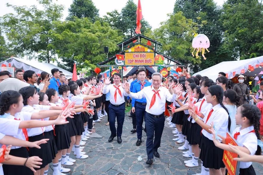 Đại diện lãnh đạo phường Việt Yên chung vui với học sinh tại Hội trại.