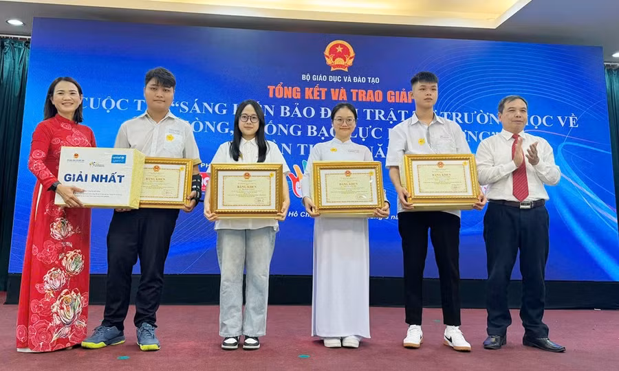 Đại diện Sở GD&ĐT Bắc Ninh chúc mừng các em học sinh đạt giải.