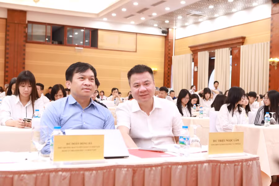 Nhà báo Triệu Ngọc Lâm - Tổng Biên tập Báo Giáo dục và Thời đại; ông Doãn Hồng Hà, Phó Trưởng ban Tuyên giáo và Dân vận Đảng ủy, Bộ GD&amp;ĐT tại buổi lễ trao giải.
