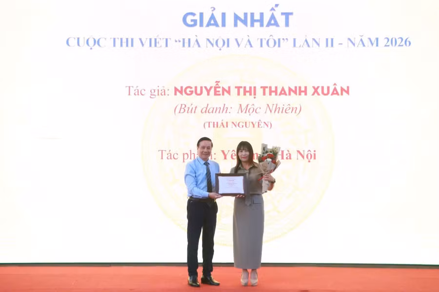 Đại diện Ban tổ chức trao giải Nhất cho tác giả Nguyễn Thị Thanh Xuân.