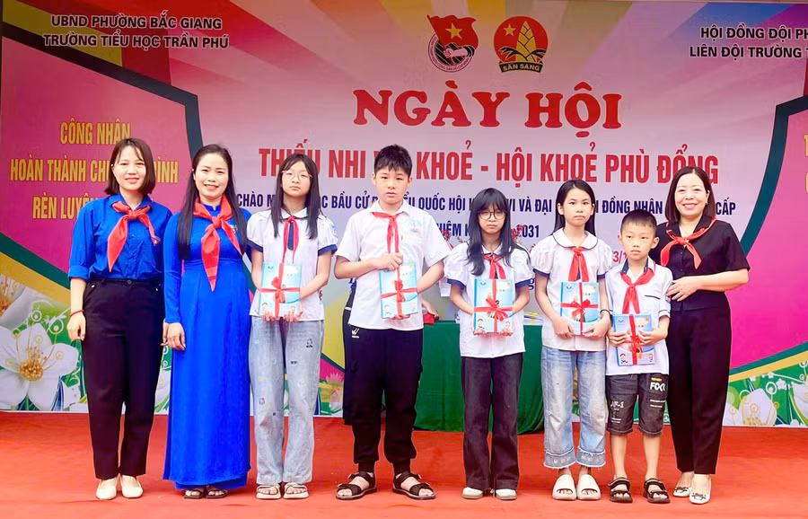 Cô giáo Nguyễn Thị Thu Thủy (thứ 2 bên trái).