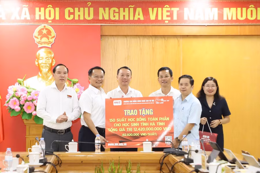 HHT trao học bổng cho học sinh tỉnh Hà Tĩnh (HTG).