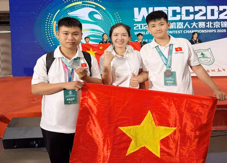 Em Nguyễn Duy Khánh (ngoài cùng bên trái) và Hoàng Phú Khang tại cuộc thi.