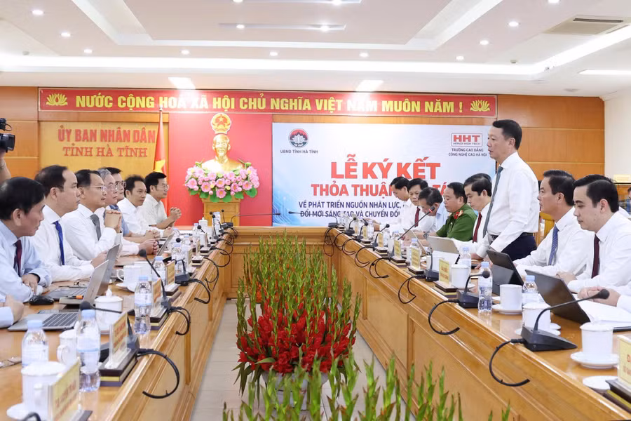 Quang cảnh buổi làm việc. h3.jpg
