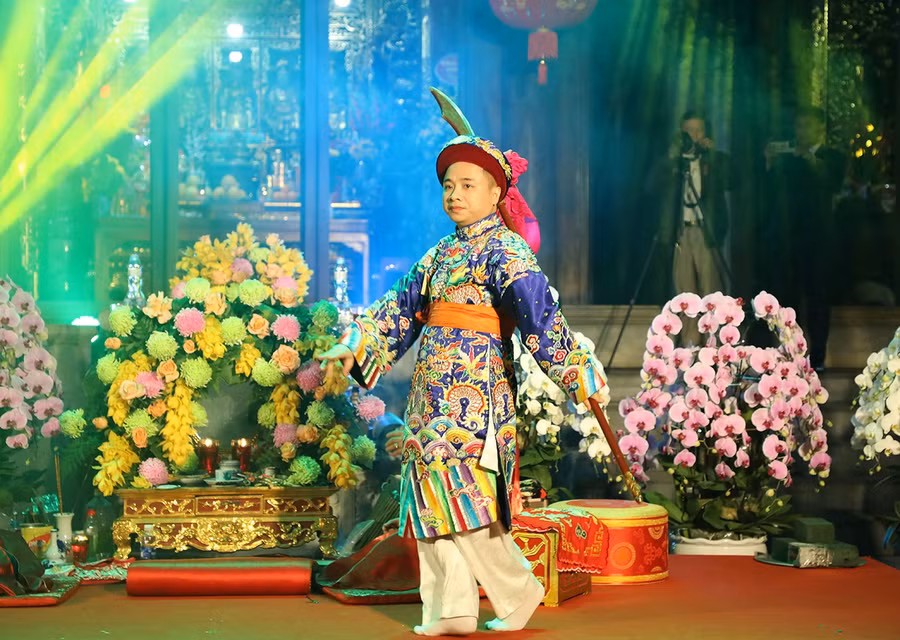 Nghệ nhân ưu tú Vũ Thanh Bình (Nam Định) thực hành tín ngưỡng với các Giá Quan Lớn Tuần Tranh và Giá Chầu Lục.
