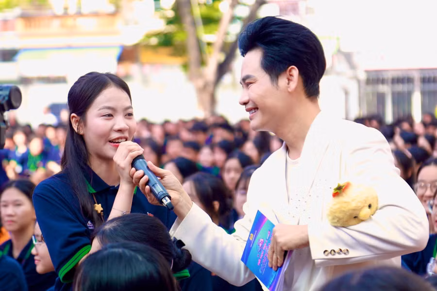 Học sinh hào hứng giao lưu với MC cùng các các nghệ sĩ tại chương trình.