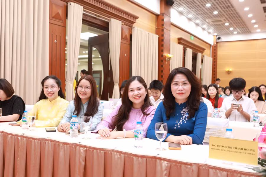 Các nhóm tác giả dự buổi lễ.