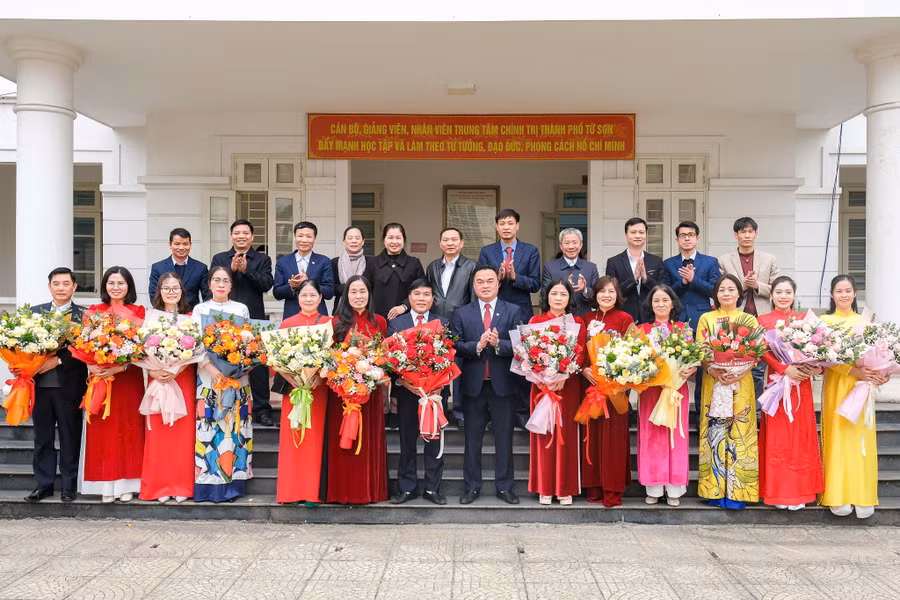 Lãnh đạo TP Từ Sơn, Phòng GD&ĐT, Phòng Nội vụ chúc mừng cán bộ quản lý sau sáp nhập.