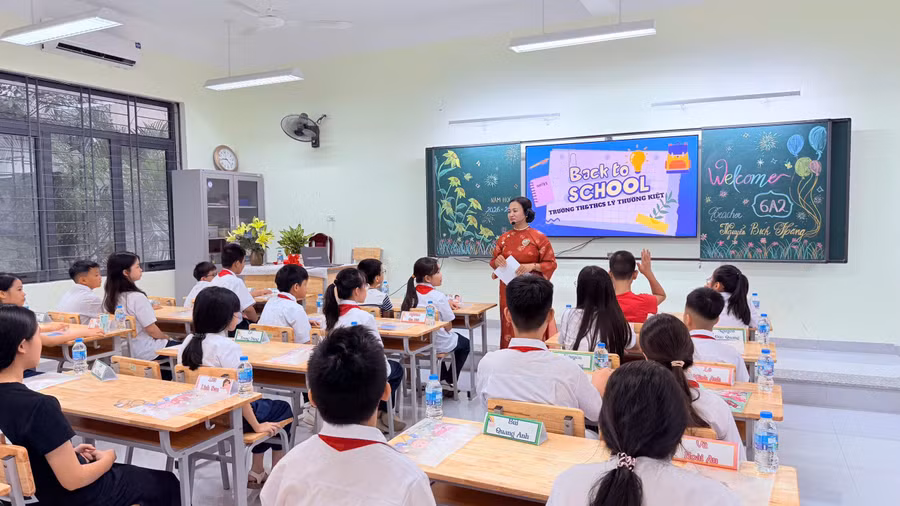 Cô trò Trường TH&THCS Lý Thường Kiệt.