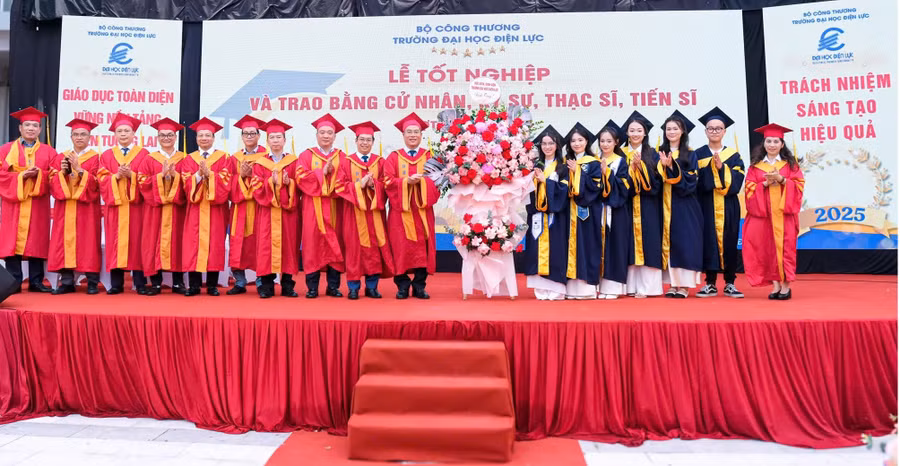 Tân cử nhân tặng hoa, tri ân Ban Giám hiệu, thầy cô Trường Đại học Điện lực. 