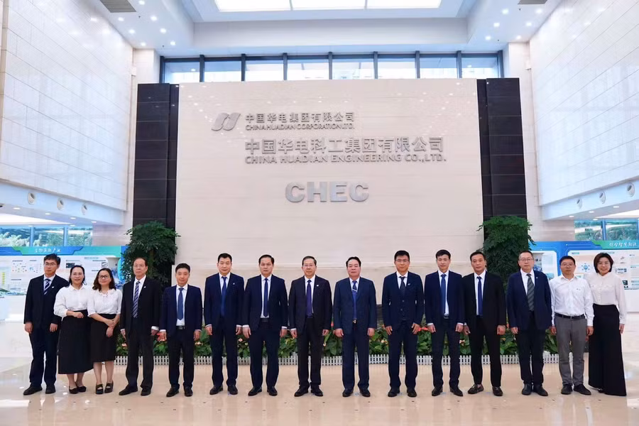 Các đại biểu chụp ảnh lưu niệm tại tập đoàn.