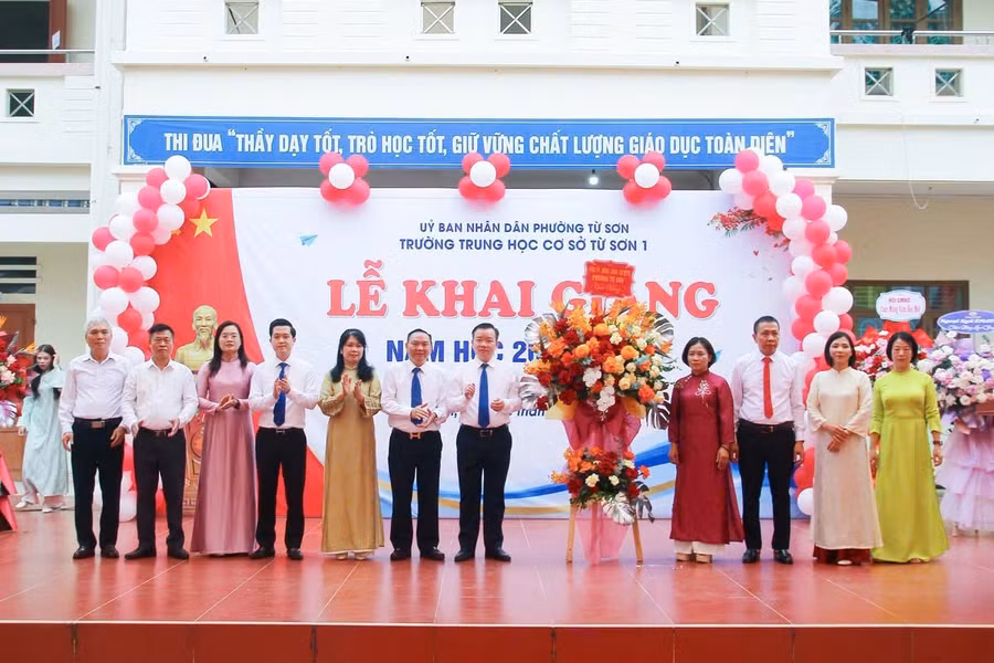 Lãnh đạo phường Từ Sơn chúc mừng Trường THCS Từ Sơn 1.