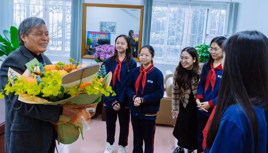 PGS.TS.NGƯT Đặng Quốc Thống vui với học trò.