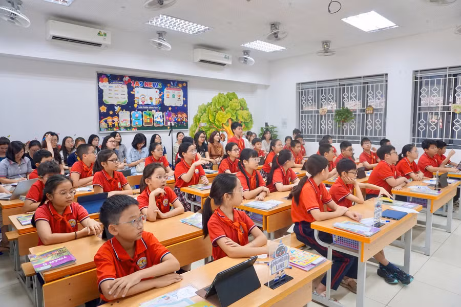 Giáo viên dự tiết học với cô trò Trường Tiểu học Kim Đồng. k2.png