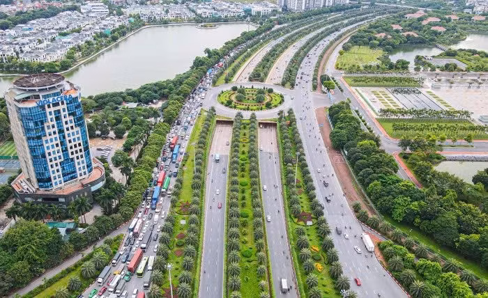 Một góc đại lộ Thăng Long khu vực gần Trung tâm Hội nghị Quốc gia nhìn từ trên cao.