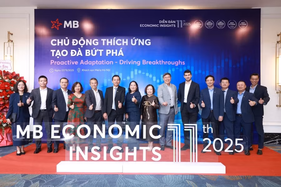 Ban lãnh đạo MB chụp ảnh lưu niệm cùng các chuyên gia kinh tế, lãnh đạo doanh nghiệp xuất nhập khẩu trước giờ khai mạc