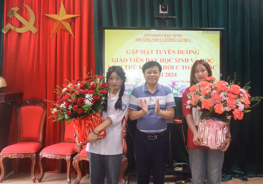 Ông Hoàng Văn Quý - Hiệu trưởng trường THPT Lương Tài số 2 trao khen thưởng cho 2 thủ khoa.