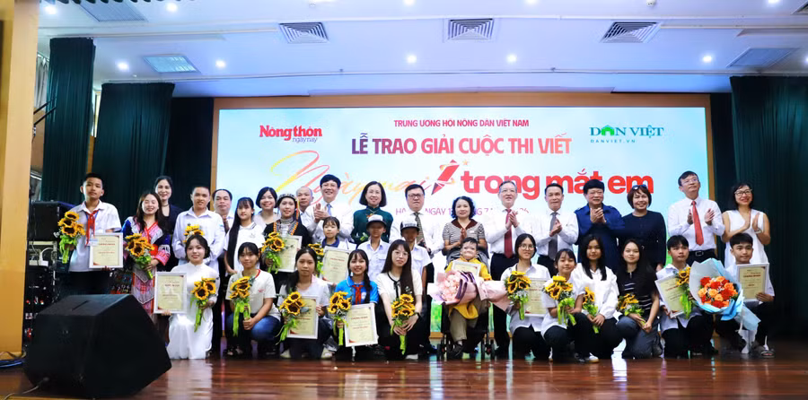 Ban tổ chức cuộc thi, đại biểu chúc mừng và chụp ảnh cùng các tác giả đạt giải.
