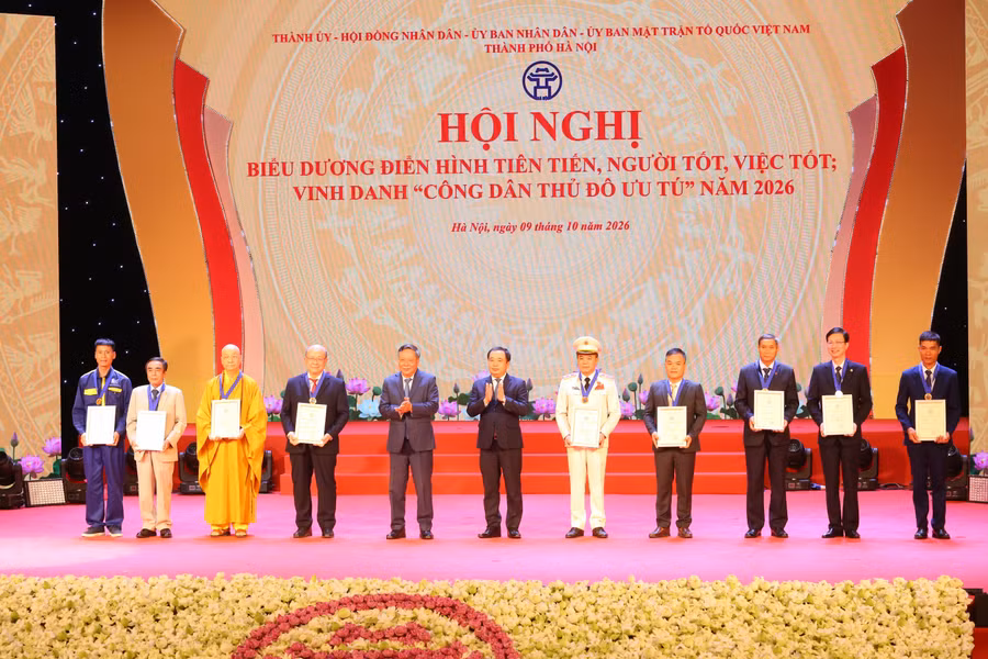 Bí thư Thành ủy Hà Nội Trần Đức Thắng cùng lãnh đạo TP Hà Nội trao tặng danh hiệu 1791536406730-2618402733460429224-g8763083577092345442-a1e5f6905df31ba0b332097c3f45a90c.jpg