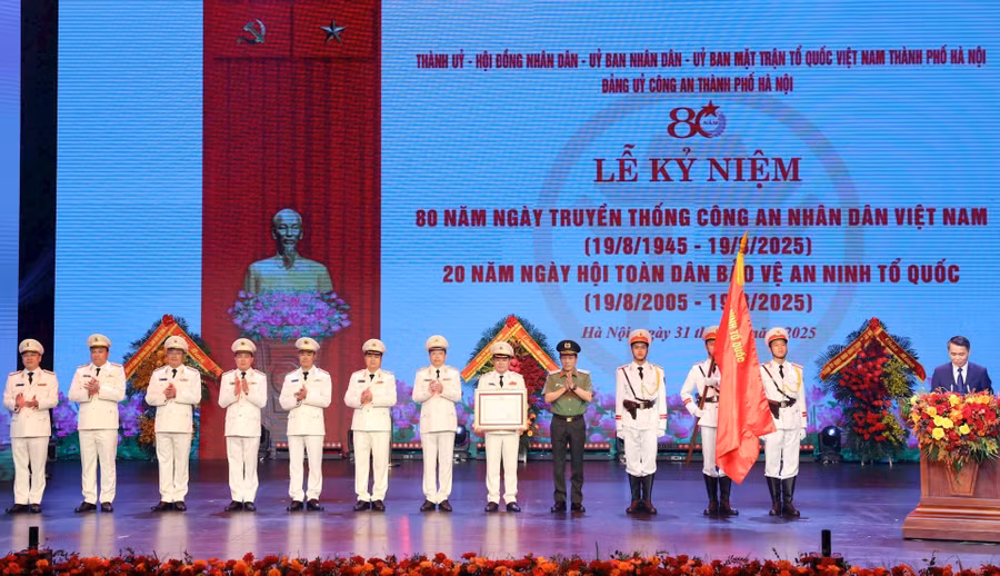 Bộ trưởng Bộ Công an Lương Tam Quang trao Huân chương Chiến công hạng Nhất cho Công an Hà Nội. (Ảnh: MH)