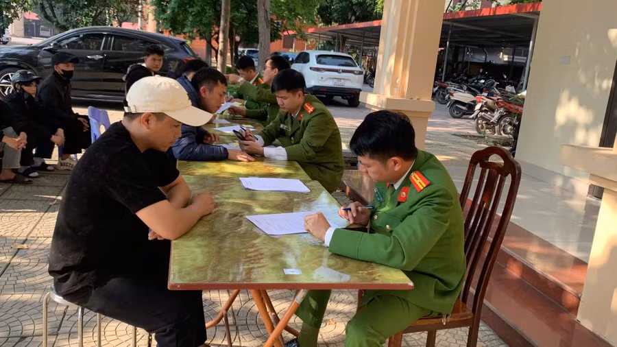 Công an lập biên bản tạm giữ phương tiện vi phạm.