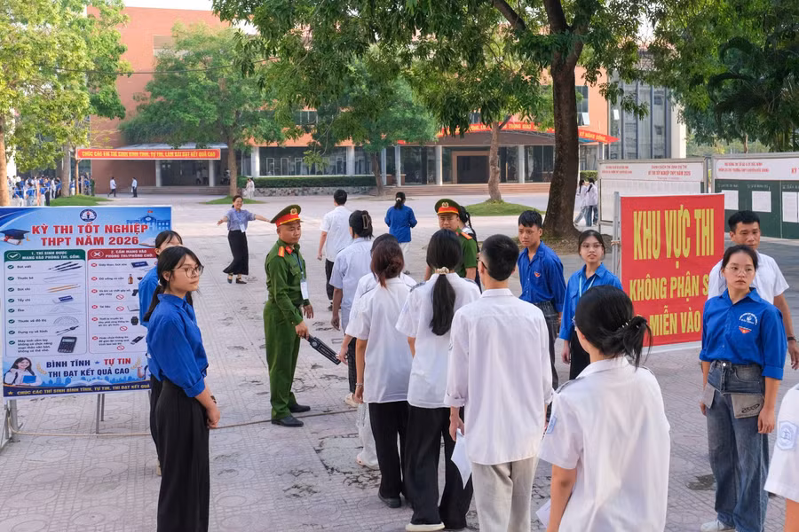 Thí sinh qua "cổng mềm" có hệ thống giám sát bằng máy quét cầm tay. 