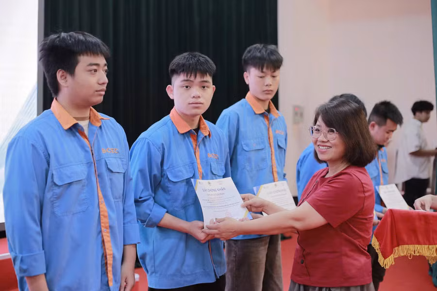 ba-dinh-kim-phuong-quyen-giam-doc-to-chuc-kenan-foundation-asia-tai-viet-nam-trao-gcn.jpg