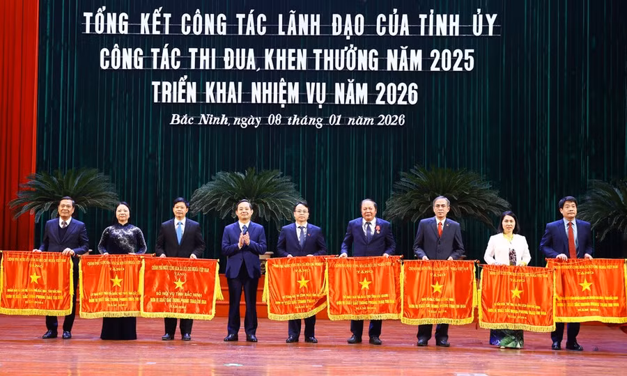 Thừa ủy quyền, ông Phạm Hoàng Sơn, Chủ tịch UBND tỉnh Bắc Ninh trao Cờ thi đua của Chính phủ cho các tập thể.