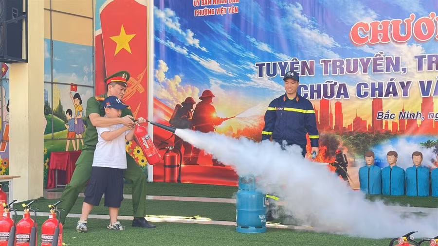 Học sinh được trải nghiệm kỹ năng xử lý tình huống có hỏa hoạn.