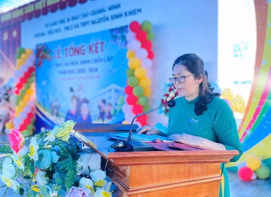 Đồng chí Nguyễn Thị Khuyên – Hiệu trưởng nhà trường phát biểu tại buổi lễ.