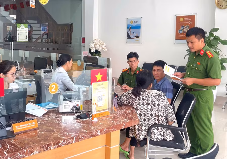 Công an xã Lục Nam tuyên truyền phương thức thủ đoạn lừa đảo của đối tượng cho công dân.