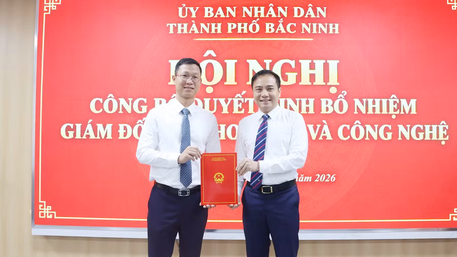 Phó Chủ tịch UBND TP Bắc Ninh Đào Thanh Trường (bên phải) trao Quyết cho ông Thân Trung Kiên.