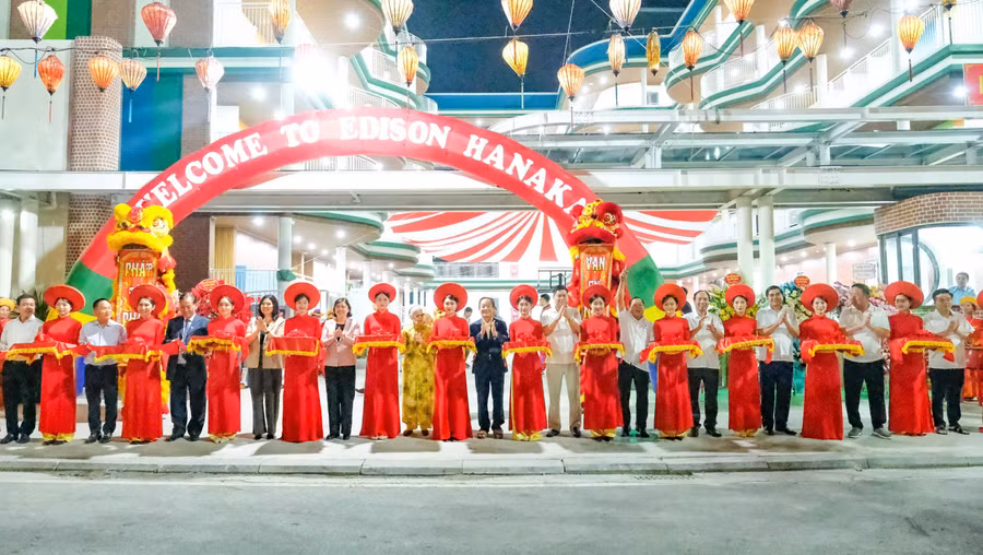 Đại biểu cắt băng khánh thành.