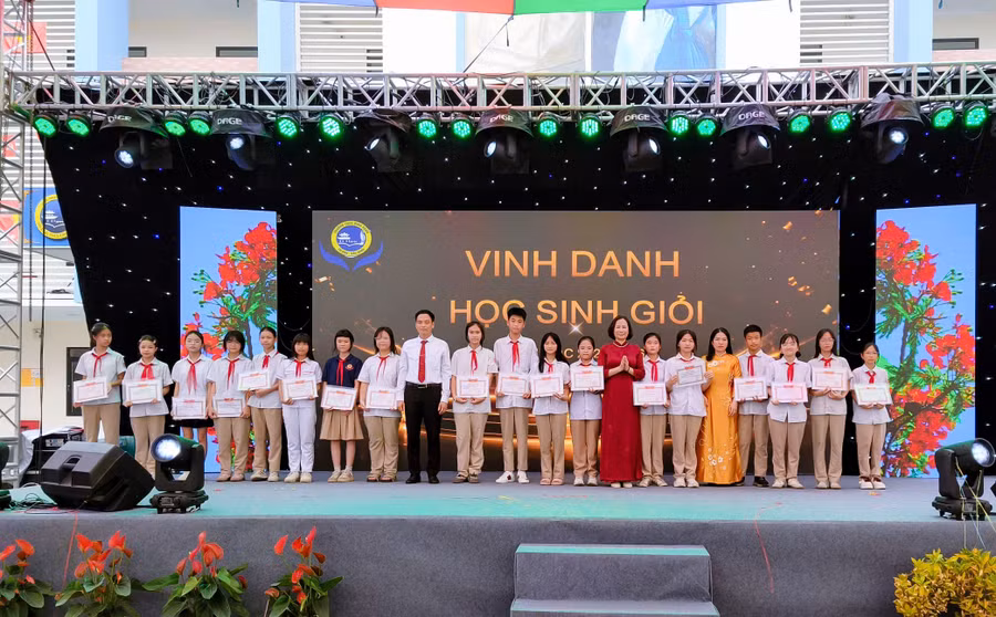 Trao khen thưởng cho học sinh giỏi (Ảnh minh họa).