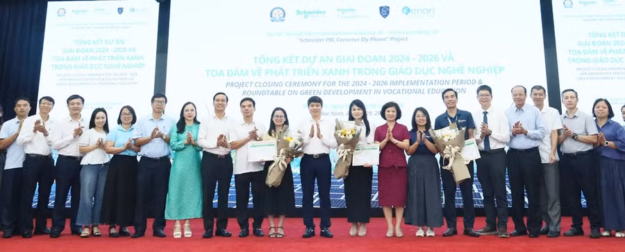 cac-dai-bieu-chup-anh-luu-niem.jpg