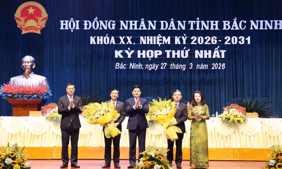 Lãnh đạo tỉnh Bắc Ninh chúc mừng hai cán bộ tái đắc cử chức danh Chủ tịch HĐND tỉnh và UBND tỉnh.