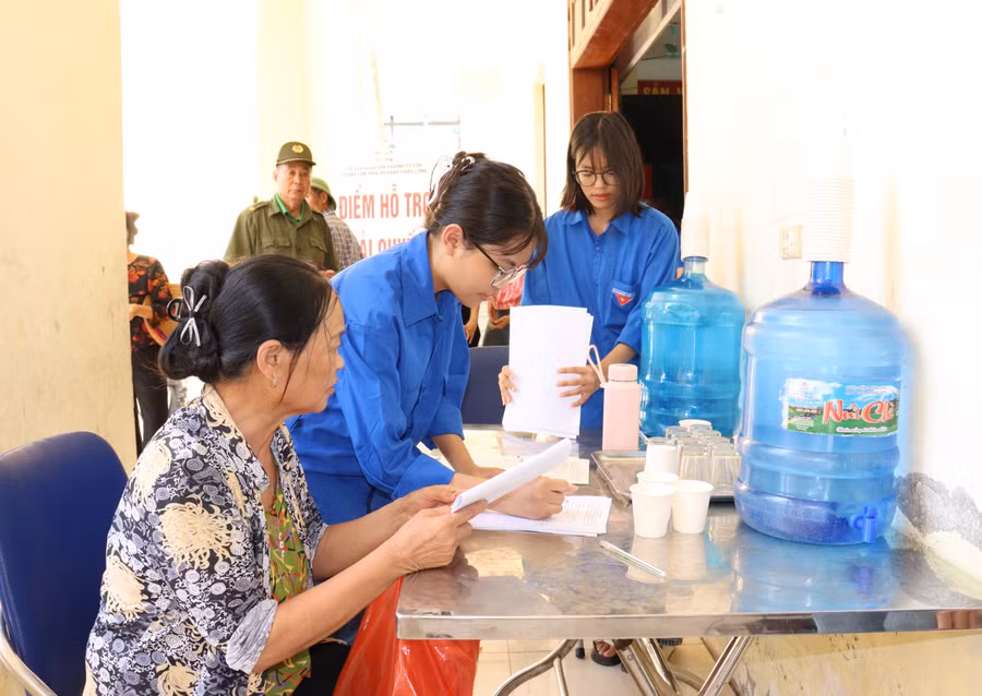 Lực lượng thanh niên tình nguyện hướng dẫn, hỗ trợ người dân thực hiện TTHC.