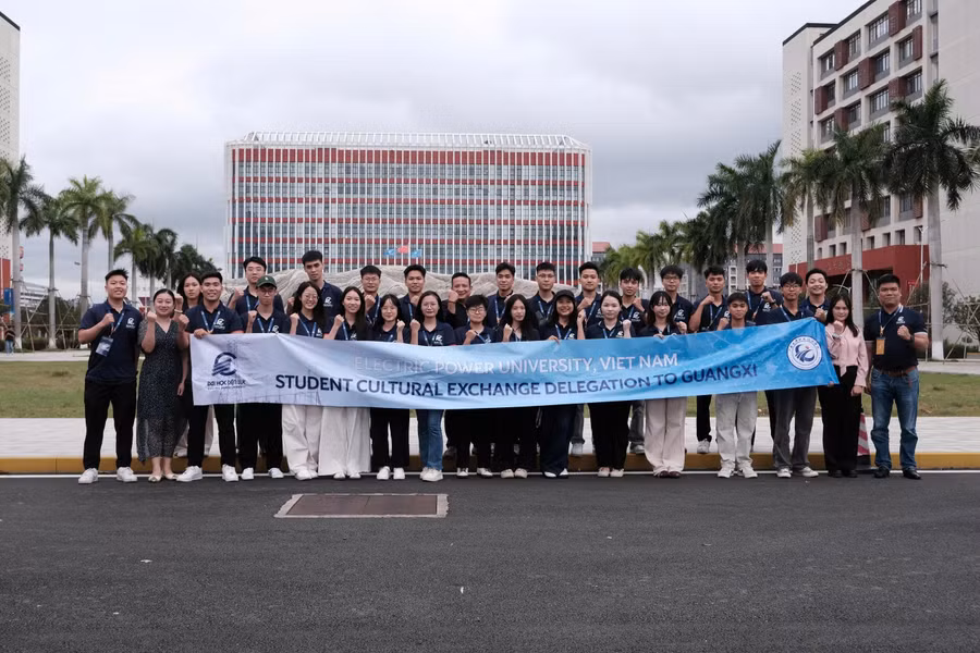 Đoàn cán bộ và sinh viên Trường Đại học Điện lực.