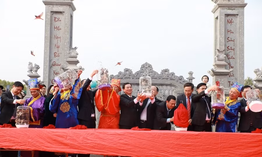 Các đại biểu thực hiện nghi thức phóng điểu.