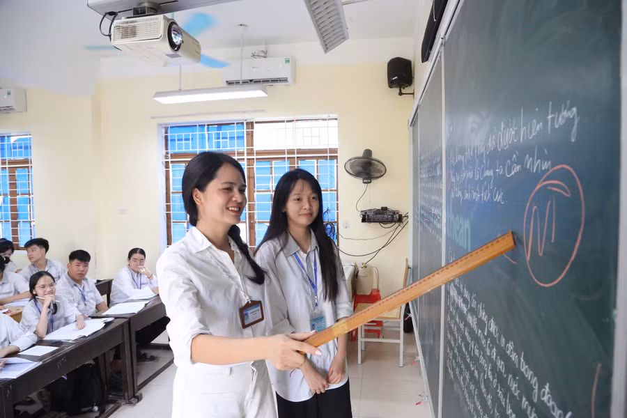 Cô trò Trường THPT Quế Võ số 1 trong giờ học. 1f2a1866.jpg