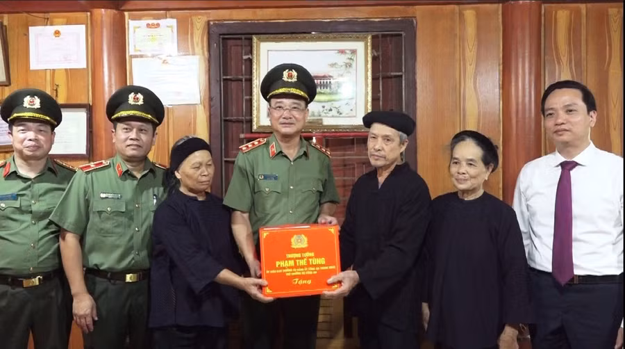 photo-library-20250903200159-0e646dc3-aee5-43f5-9fab-7e53901e0bfa-tham-tang-qua-gia-inh-chinh-sach-tren-ia-ban.jpg