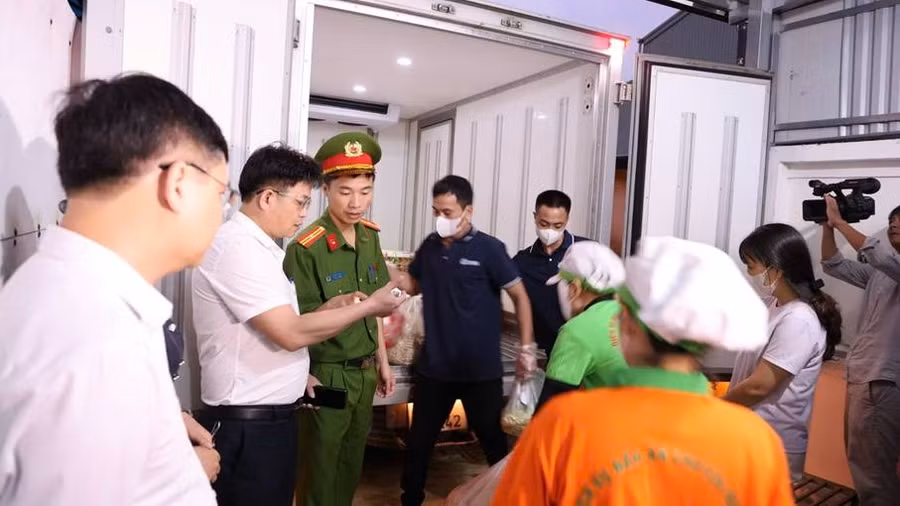 Lực lượng chức năng xã Tam Hưng kiểm tra nguồn gốc thực phẩm tại trường học.