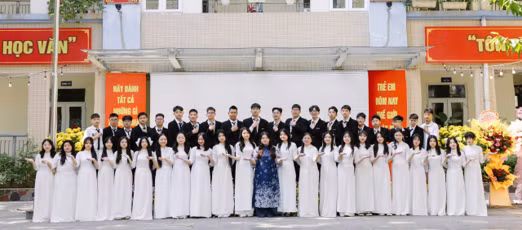 Cô trò trường THCS Hoàng Hoa Thám.