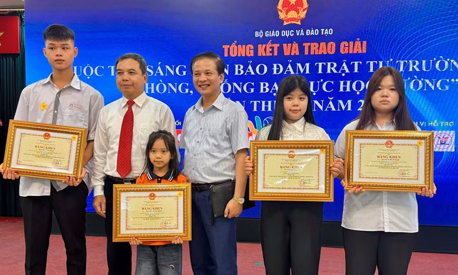 dai-dien-bo-giao-duc-chup-cung-doan-bac-ninh.jpg