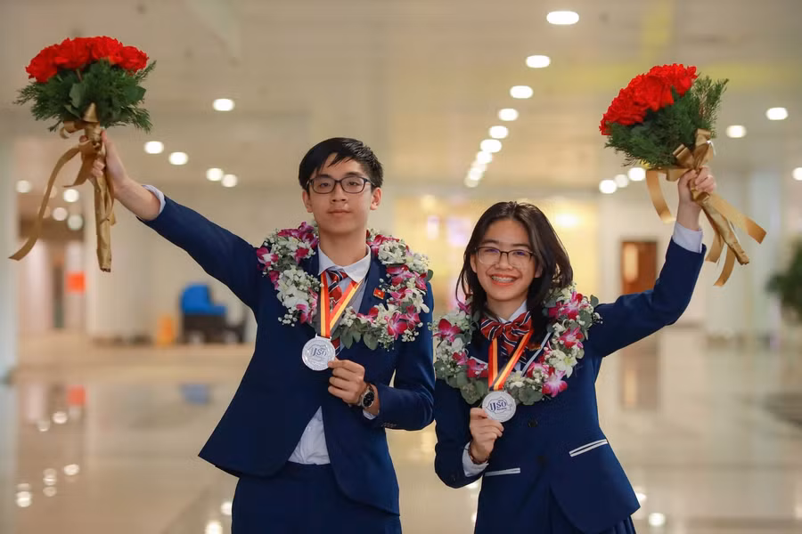 Vương Hà Chi và Vũ Nhật Long.