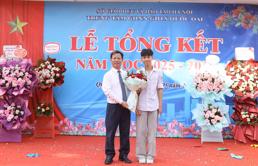 Học viên tri ân thầy cô Trung tâm.
