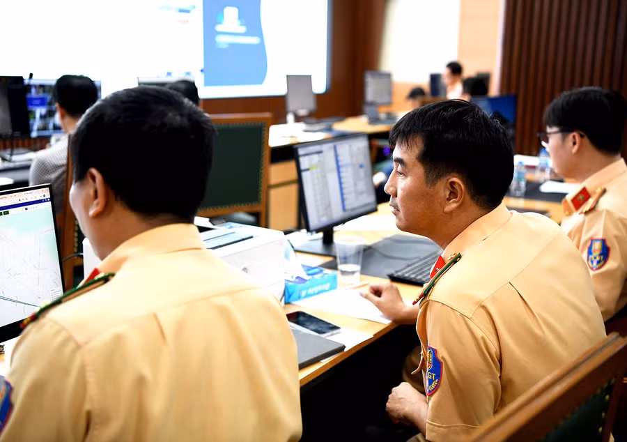 Cảnh sát giao thông rà soát phương tiện qua hệ thống giám sát hành trình.
