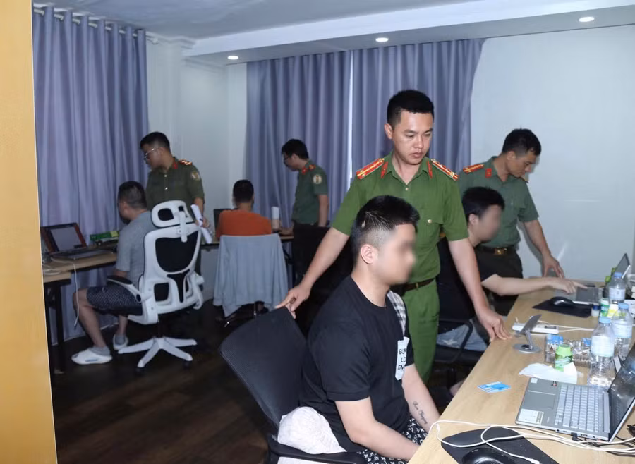 Lực lượng công an kiểm tra căn nhà tại phường Võ Cường (tỉnh Bắc Ninh).