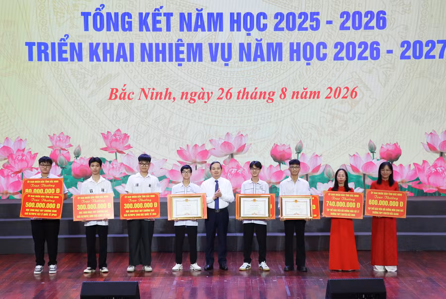 Chủ tịch UBND tỉnh Bắc Ninh Phạm Hoàng Sơn trao thưởng cho các giáo viên, học sinh có thành tích xuất sắc.