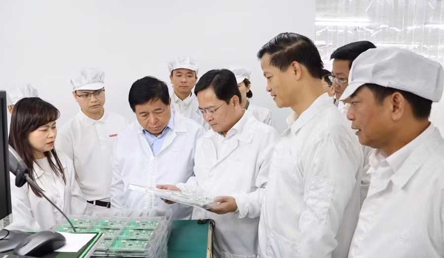 Các đại biểu xem sản phẩm của Công ty Hanel PT.